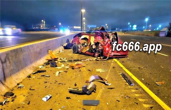 2023121722 醉驾特斯拉高速相撞护栏 司机生还显安全之盾