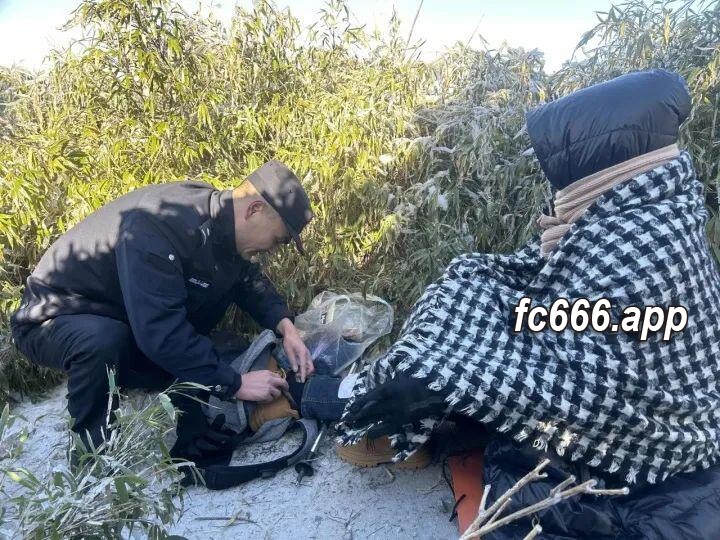 2023122313 冰天雪地救援！寒潮中一对夫妻的求生记