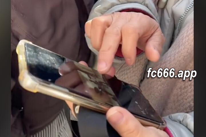 2023122313 在线约会软件并非唯一：西班牙女生带你窥见中国传统相亲角的生动场景