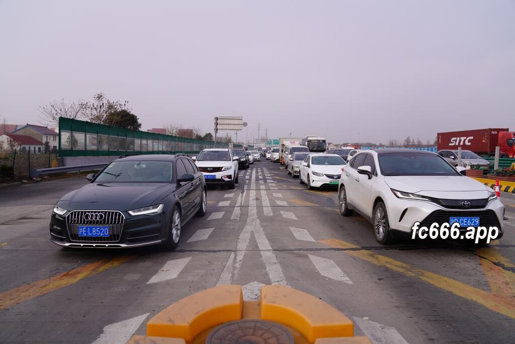2023123020 元旦假期浦东交通运行顺畅，各部门联动确保安全