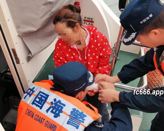 2024011010 广东海警快速响应救助遭事故船员 被夹手指渔民获及时救治