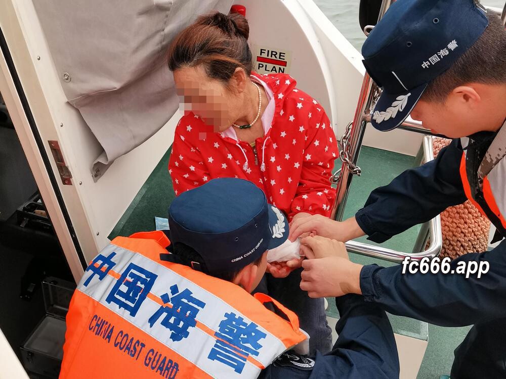 2024011010 广东海警快速响应救助遭事故船员 被夹手指渔民获及时救治