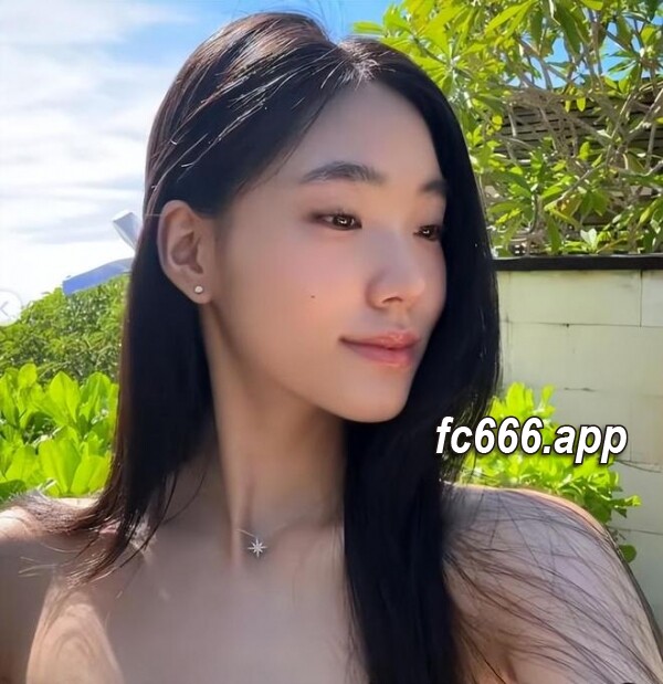2024020321 年仅16岁小s女儿亮相，网友热议青春期形象管理