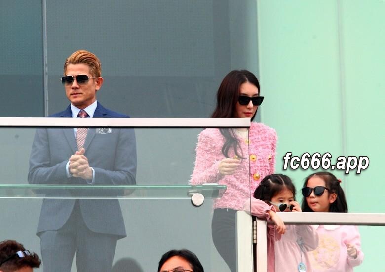 2024020711 郭富城带领美满家庭亮相赛马场，幸福时刻引关注