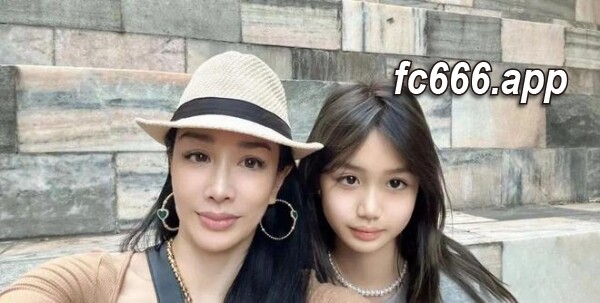 2024021821 星二代风采各异！豪门子女颜值继承，随性风格显时尚态度