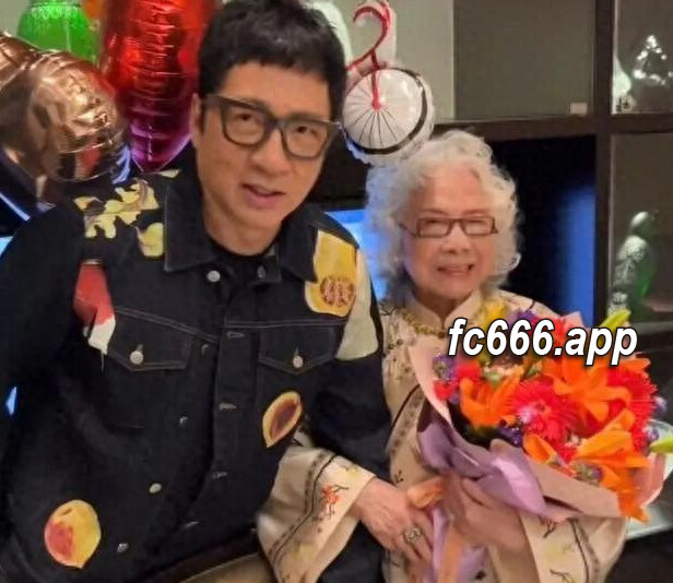 2024022611 单立文携妻共庆母亲九旬佳辰，16载婚姻不育亦恩爱如初