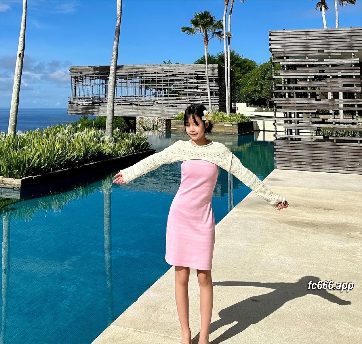2024030513 大小s儿女假日合体巴厘岛，风格迥异引关注