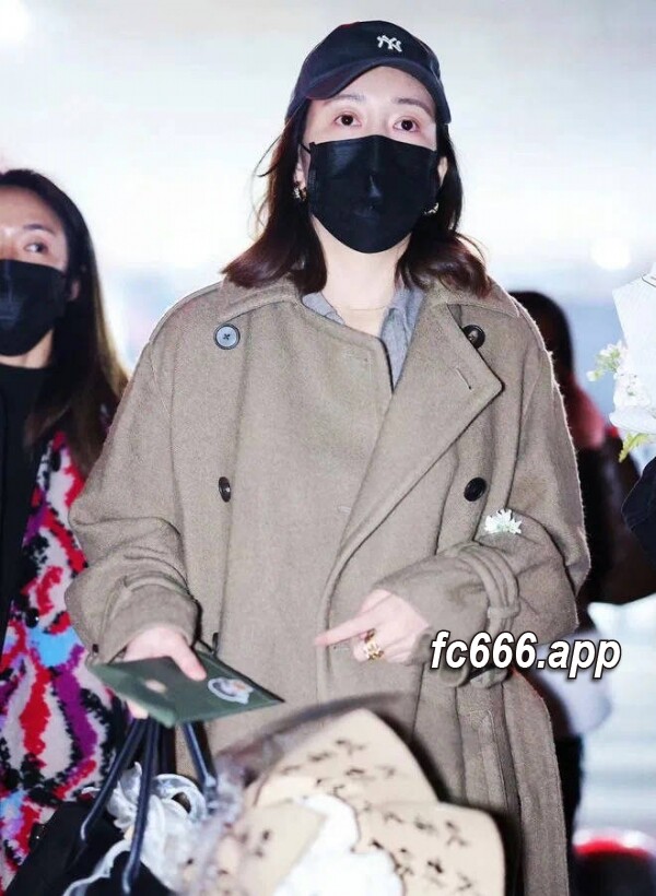 2024030812 王鸥现身录制现场孕后身形变化，网友关注女星工作状态
