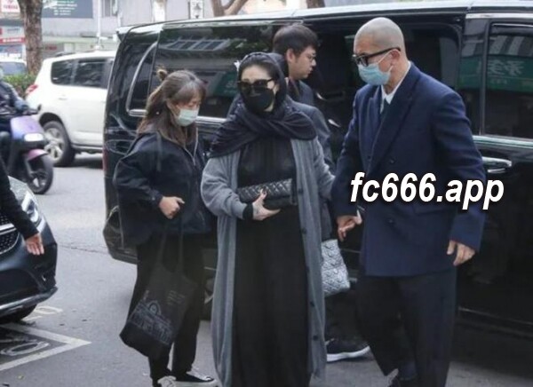2024031111 大s葬礼透视装惹争议 经纪人力挺：两年磨难求理解