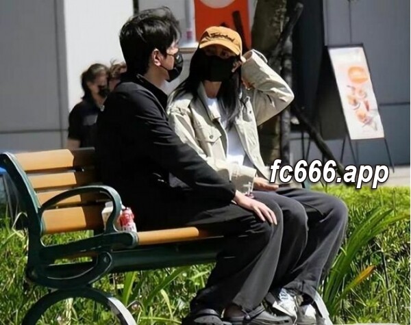 2024031321 赵又廷高圆圆大方公开秀恩爱，携爱女逛街引网友羡慕