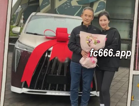 2024031611 王石73华诞获定制豪车，田朴珺惊喜彰显夫妻甜蜜情