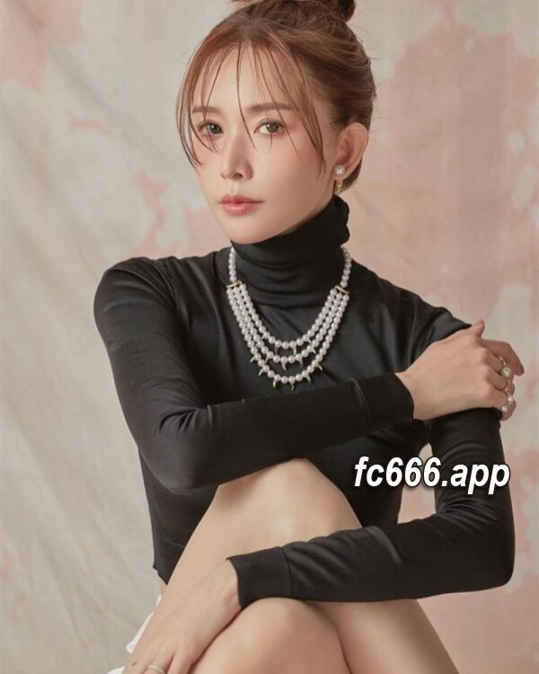 2024031911 林志玲惊艳白色情人节 大秀112cm长腿遭网友热议